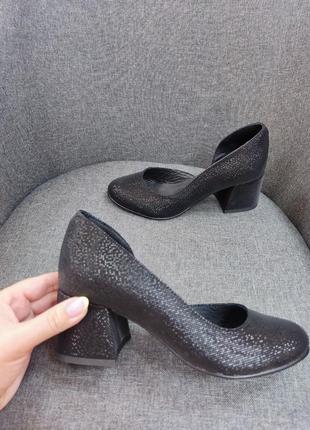 Праздничные блестящие кожаные туфли на удобном каблуке2 фото