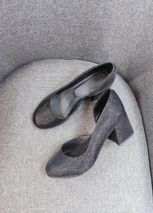 Праздничные блестящие кожаные туфли на удобном каблуке4 фото