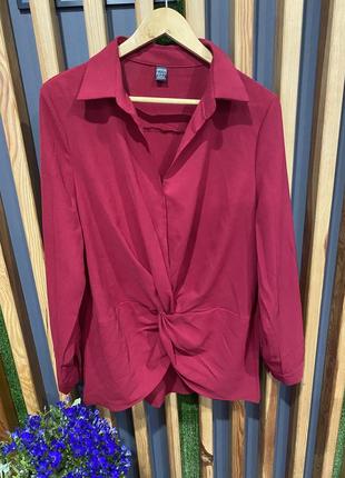 Подовжена вишнево-червона яскрава сорочка з класичним коміром декоративним вузлом