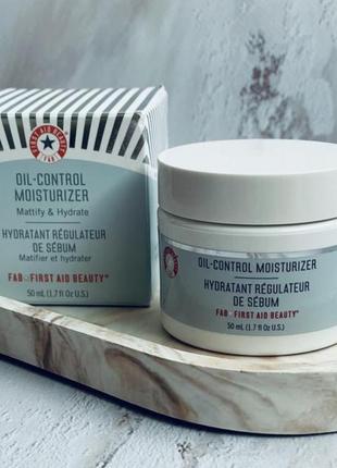Легкий увлажняющий матирующий крем для лица first aid beauty ultra repair oil-control moisturizer 50 ml.
