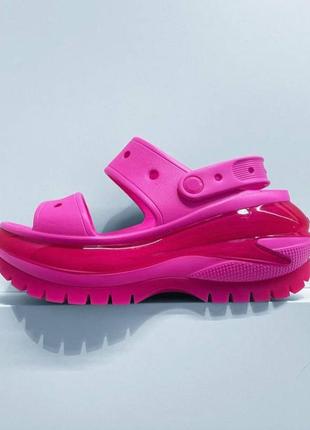 Крокс мега краш сандалі платформа рожеві crocs mega crush sandal juice2 фото