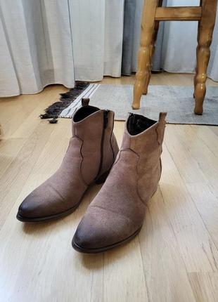 Весняні бежеві коричневі черевики козаки демісезонні утеплені жіночі ботильйони ковбоньки
