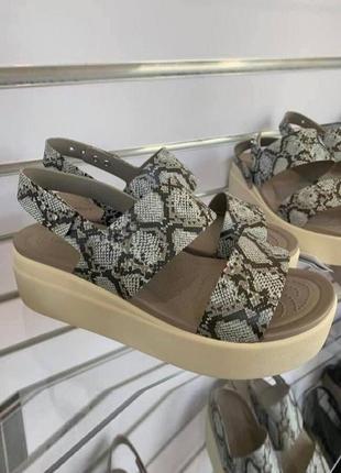 Крокс босоножкі платформа змія crocs sandale brooklyn low wedge multi/stucco