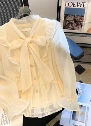 Блуза з бантом на завʼязках кольору айворі / бежева / кремова