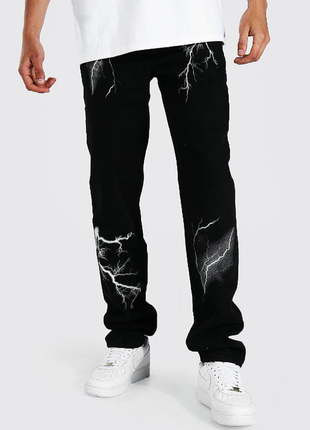 Джинсы boohooman - relaxed fit lightning print jeans1 фото