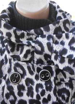 Куртка-плащ на кокетке с леопардовым принтом4 фото