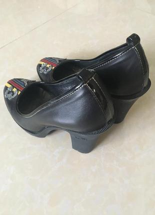 Кожаные женские туфли на каучуковом каблуке2 фото