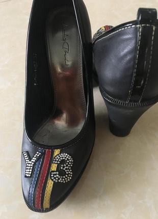 Кожаные женские туфли на каучуковом каблуке5 фото