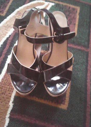 Жіночі босоніжки на платформі