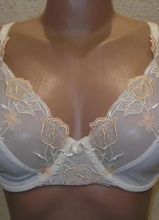 Красивый бюстгальтер мягкий на косточках uk42c/d eur95c/d