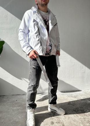 Белая однотонная мужская кожаная куртка на весну, стильная светлая демисезонная кожанка с эмблемой на спине3 фото