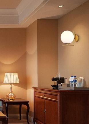 Сучасні світлодіодні настінні світильники у формі глобуса із матового скла. настінне ліжко5 фото