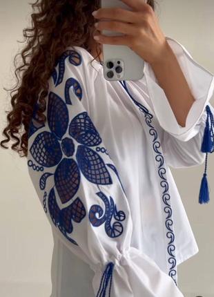 Жіноча якісна українська біла вишиванка в блакитні квіти3 фото