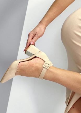 Элегантные закрытые женские бежевые босоножки на шлейке на удобном каблуке 371 фото