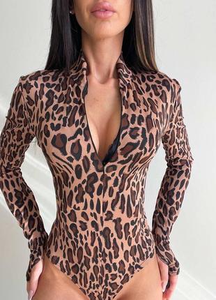 Трендовий стильний боді облягаючий анімалістичний принт леопард з довгими рукавами і замком на грудях масло3 фото