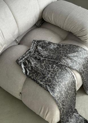 Трендовые брюки женские
с леопардовым принтом в пижамном стиле арт. sof. 90293 фото