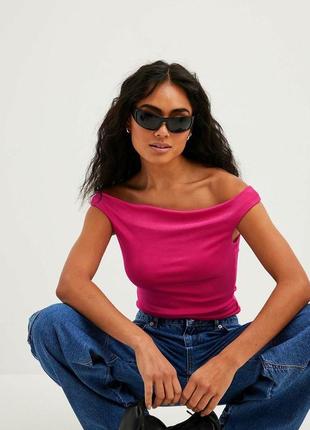 Топ розовый открытые плечи кроп топик