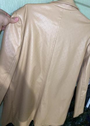 Кожаный удлиненный пиджак бежевого цвета7 фото