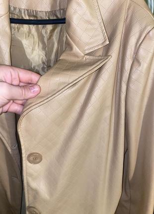 Кожаный удлиненный пиджак бежевого цвета3 фото