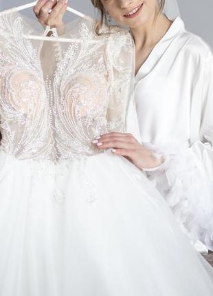 Весільна сукня на довгий рукав зі шлейфом припідняті плечики3 фото