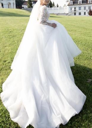 Весільна сукня на довгий рукав зі шлейфом припідняті плечики