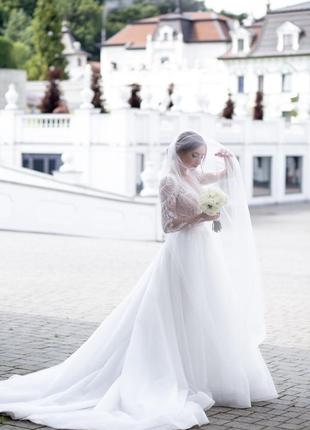 Весільна сукня на довгий рукав зі шлейфом припідняті плечики6 фото