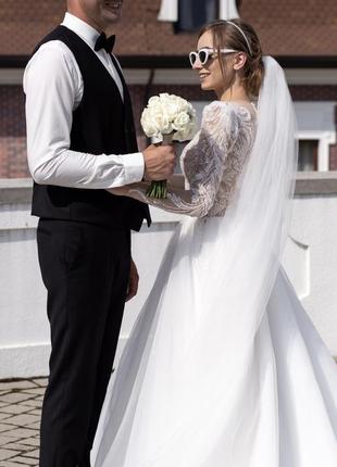 Весільна сукня на довгий рукав зі шлейфом припідняті плечики8 фото