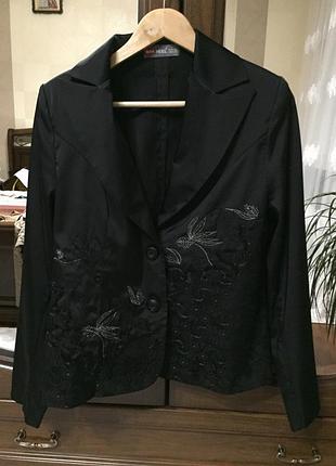 Ошатний атласний піджак чорний з аплікацією