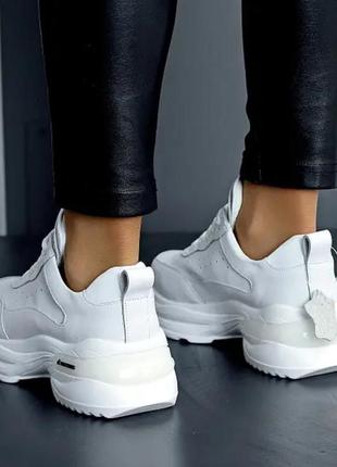 Сучасні білі і чорні базові жіночі кросівки натуральна шкіра з перфорацією на потовщеній п...