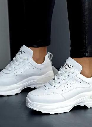 Сучасні білі і чорні базові жіночі кросівки натуральна шкіра з перфорацією на потовщеній п...