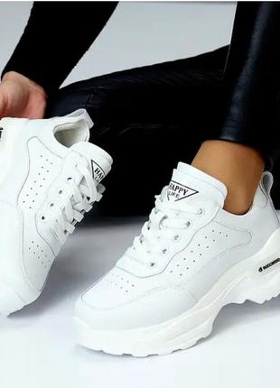 Сучасні білі і чорні базові жіночі кросівки натуральна шкіра з перфорацією на потовщеній п...