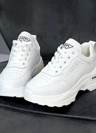 Сучасні білі і чорні базові жіночі кросівки натуральна шкіра з перфорацією на потовщеній п...