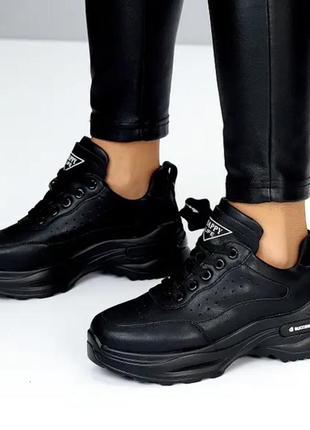 Сучасні білі і чорні базові жіночі кросівки натуральна шкіра з перфорацією на потовщеній п...