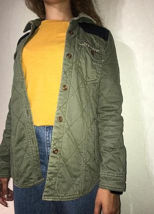 Крутая актуальная куртка цвета хаки от pull&bear, размер xs