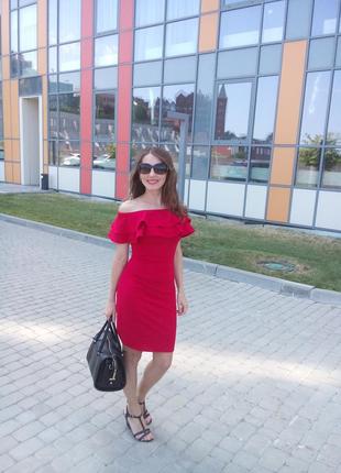 Эффектное красное платье с воланом, размер s