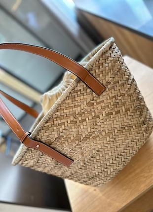 Плетенная сумка с коричневыми ручками в стиле loewe8 фото