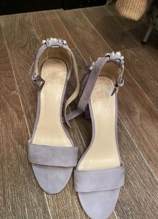Продам шикарные босоножки с натуральными перьями nine west