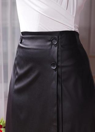 Кожаная юбка-миди с имитацией на запах с пуговицами с боковой потайной молнией с разрезами сзади5 фото