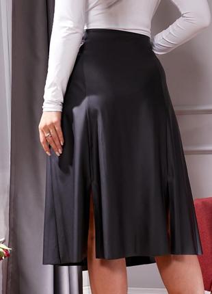 Кожаная юбка-миди с имитацией на запах с пуговицами с боковой потайной молнией с разрезами сзади8 фото
