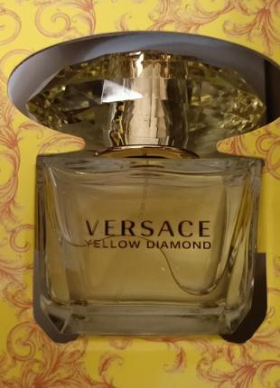 Versace yellow diamon. новый набор, в идеальном состоянии: туалетная вода 90 мл + лосьон для тела 100 м/сумочка2 фото