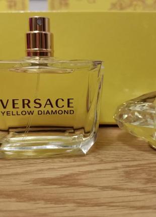 Versace yellow diamon. новый набор, в идеальном состоянии: туалетная вода 90 мл + лосьон для тела 100 м/сумочка3 фото