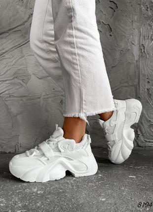 Білі шкіряні текстильні масивні кросівки на високій масивній грубій підошві платформі з сіткою в сітку1 фото