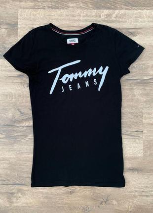 Футболка черная tommy jeans с большим логотипом