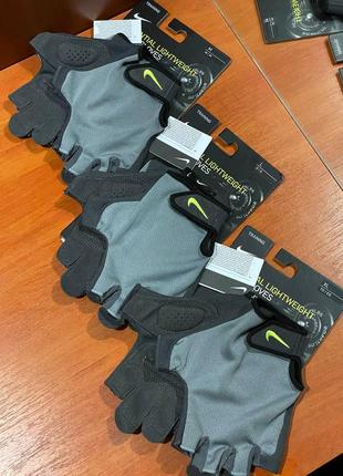 Nike essential fitness gloves nlgc5044 рукавиці оригінал перчатки для фітнесу в зал спортивні4 фото