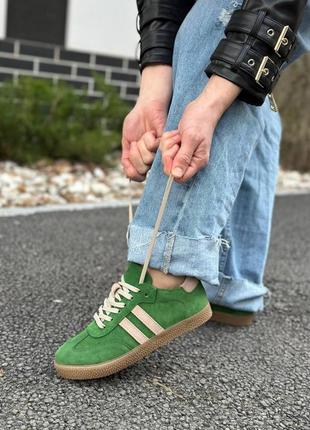 Топові стильні зручні зелені замшеві шкіряні кросівки з полосками полоскою не adidas gazelle зручна підошва7 фото