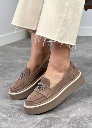 Бежеві моко жіночі лофери туфлі на високій підошві потовщеній з натуральної замші