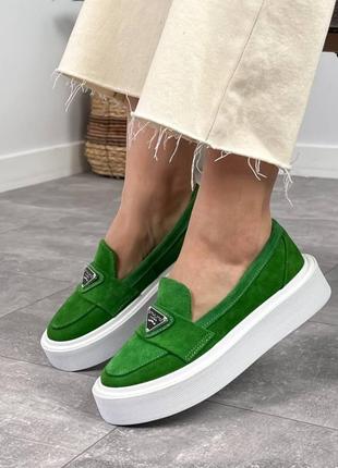 Зеленые яркие женские лоферы туфли на высокой подошве утолщенной из натуральной замши