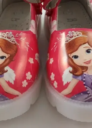 Очень симпатичные туфельки фирмы bbt с принтом принцессы софии.5 фото
