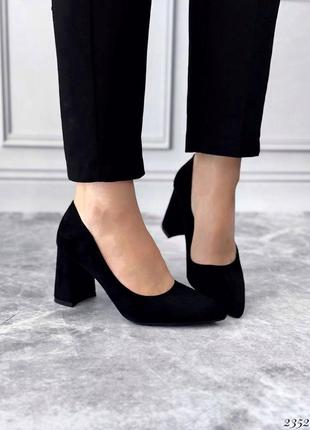 Черные женские туфли на каблуке каблуке замшевые