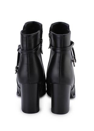 Стильные черные осенние деми ботинки ботильоны на широком устойчивом каблуке5 фото